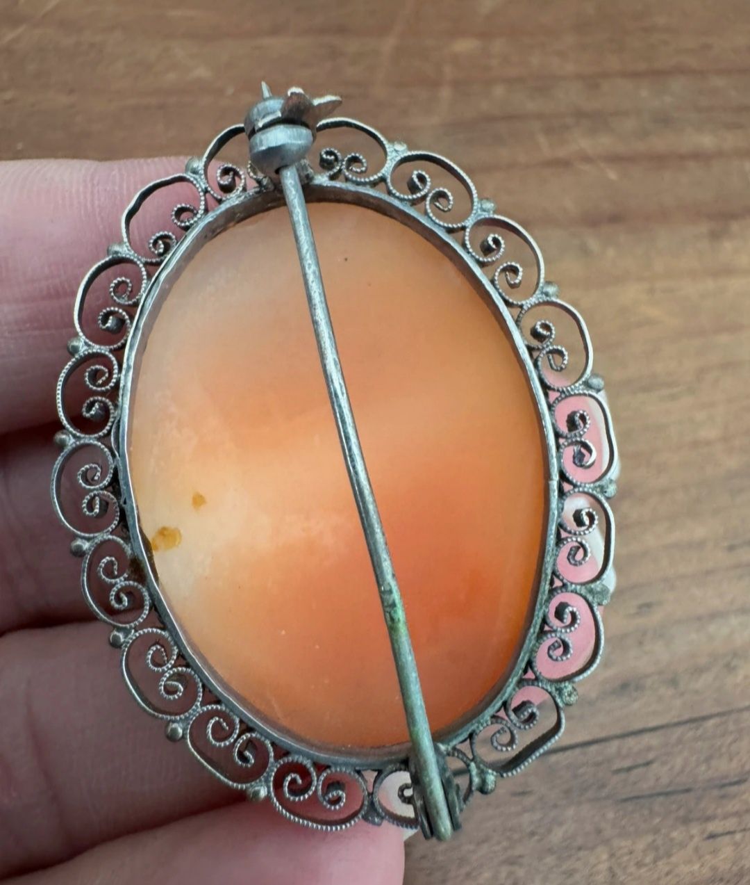 Broche camafeu de prata e coral