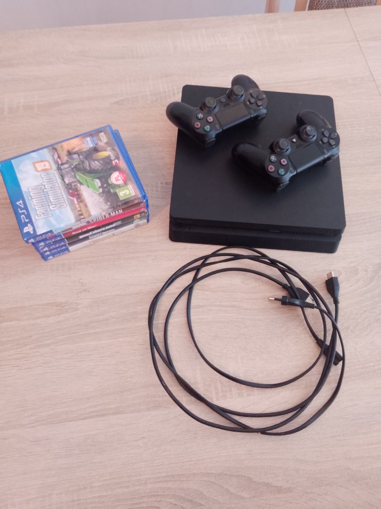 Sprzedam PS4 slim z grami