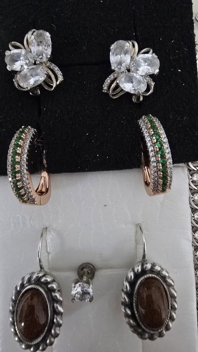 Сережки срібло золоті пластини зелені камні