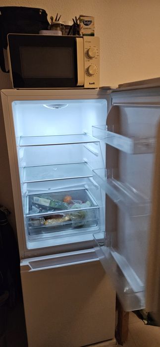 Vendo um frigorífico e um microondas