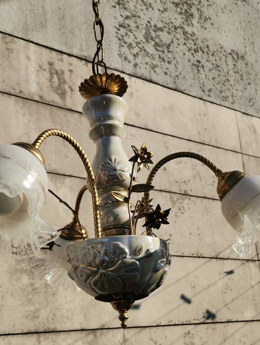 Candeeiro aplicação ao teto, estrutura em latão e cerâmica