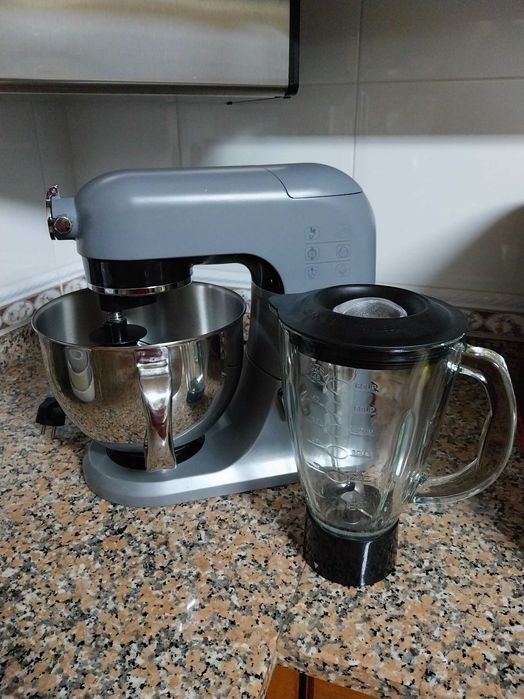 Batedeira de cozinha, com varios acessórios, copo misturador em vidro,