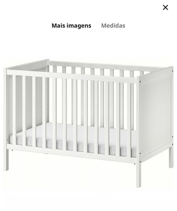 Berço IKEA com estrado e colchão.
