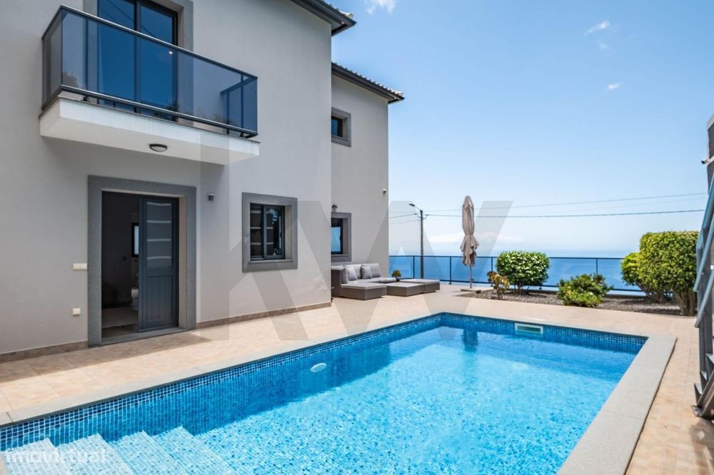 Moradia T3 no Arco da Calheta com Vista Mar e Montanha – Excelente Est