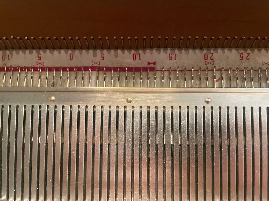 Máquina de tricotar Empisal knitmaster 360/260 K