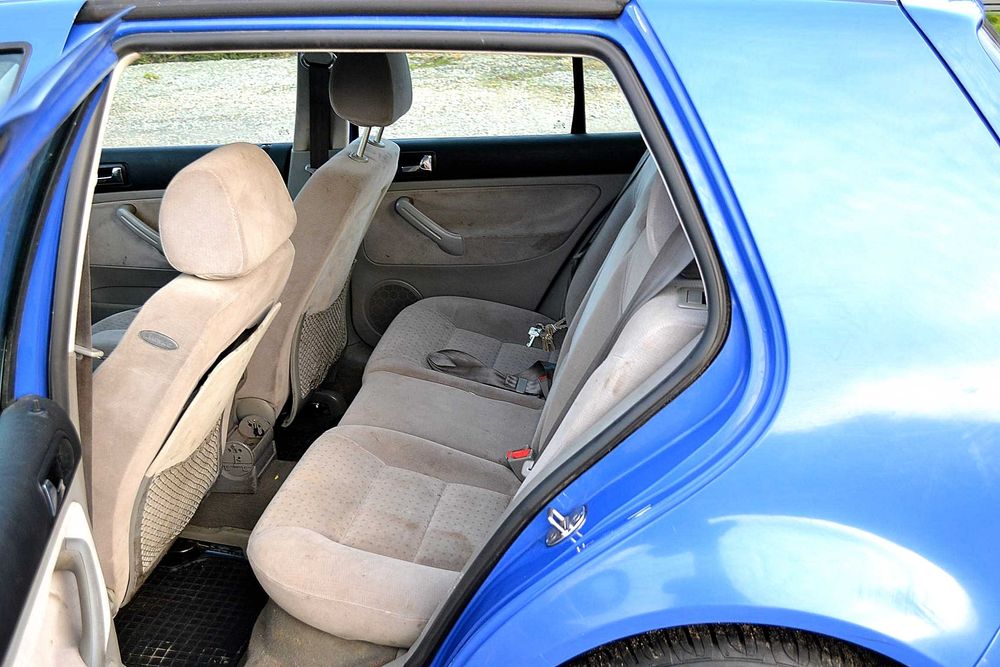 VW - Golf IV  1.6 cm benzyna  , klima , super stan , okazja !!