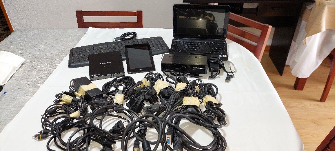 Mini PC + Tablet + Leitor de DVDs + Rato + Teclado + Diversos cabos