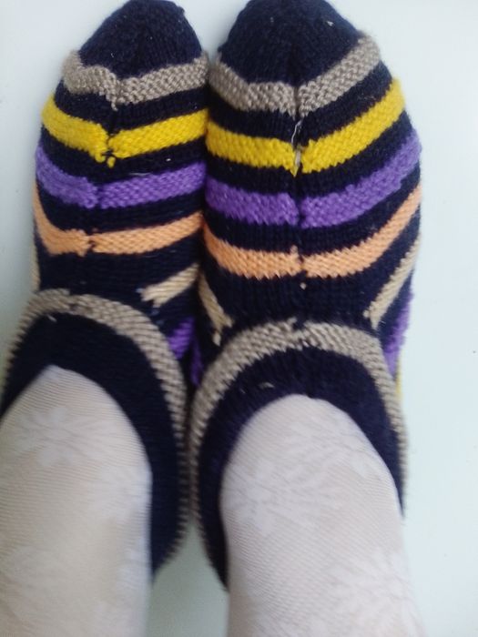 Продам вязаные носочки и следочки.