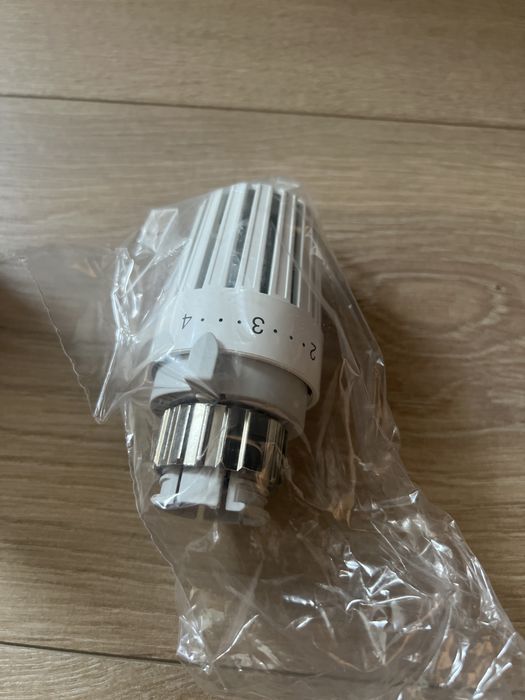 Trzy głowice termostatyczne IMI Heimeier head D