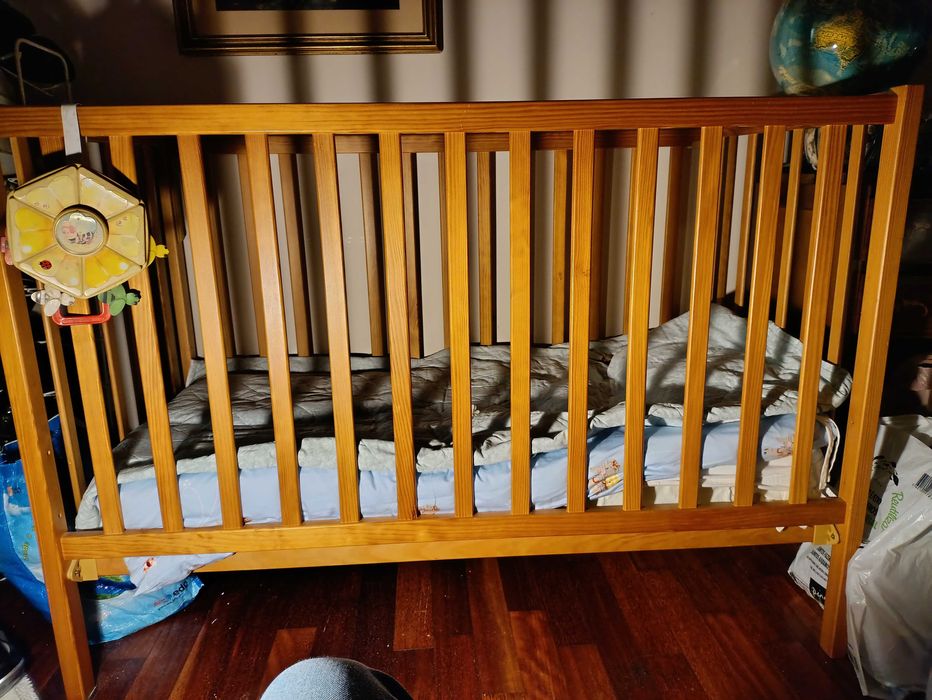 Cama de bebé e colchão. Muito bom estado!
