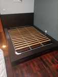 Cama com estrado 140x200 em wangue.