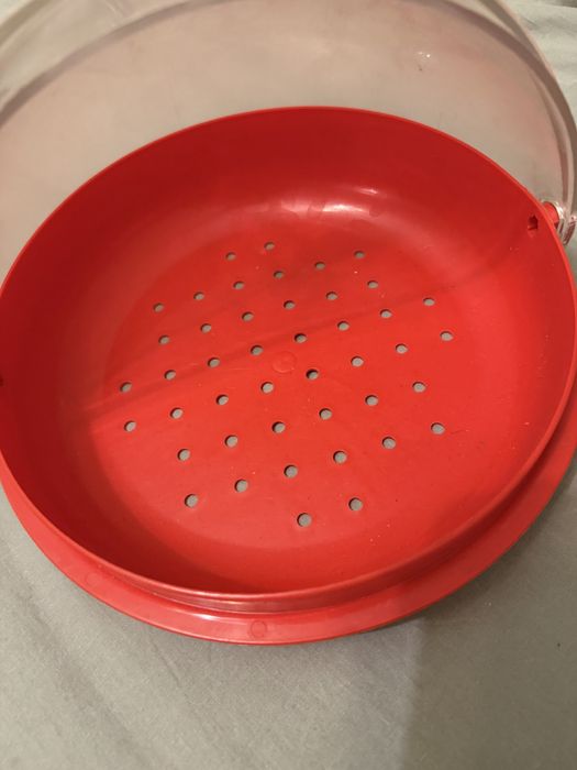 Oddam za darmo dziwny vintage plastkiowy pojemnik czerwony uszkodzony