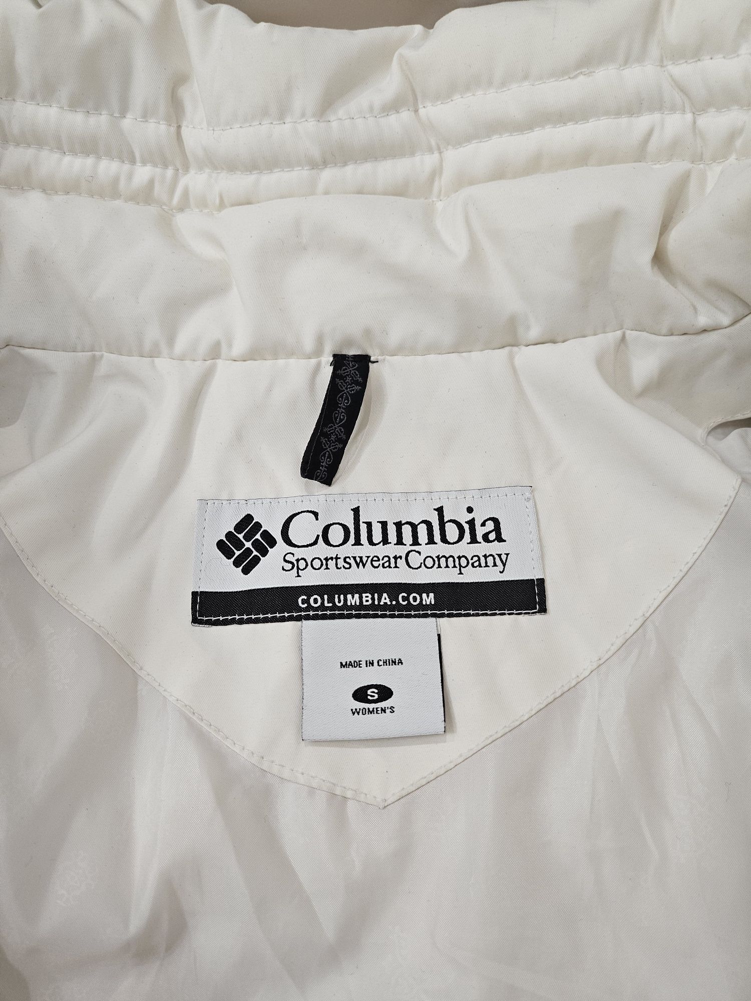 Продам зимню пухову жіночу куртку Columbia молочного кольору