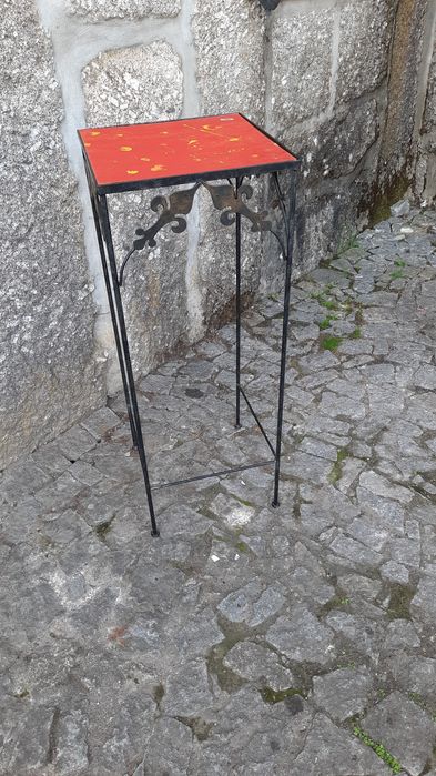 Mesa alta, em ferro. Vintage