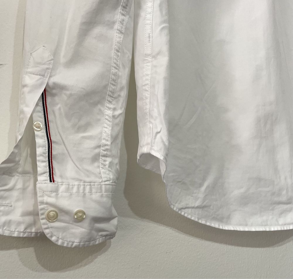 Camisa branca com detalhes vermelhos (El Ganso, tamanho S)