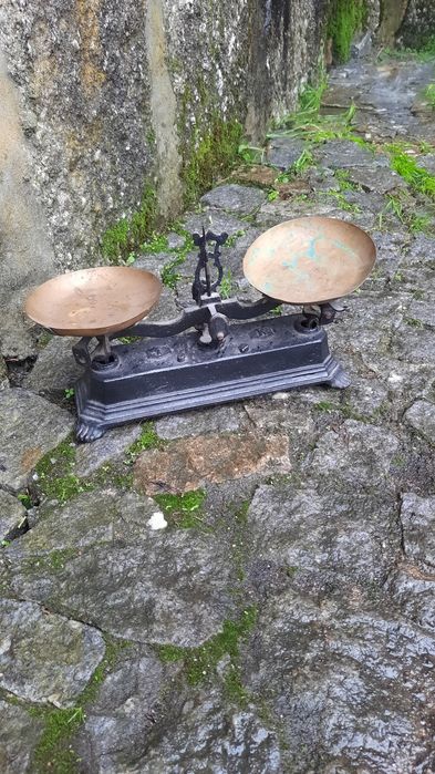 Balança antiga. Vintage. De dois pratos