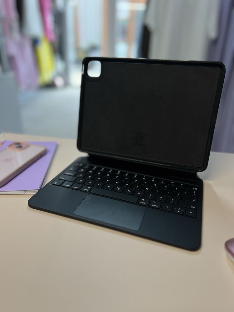 Чехол-клавиатура ESR для iPad с подсветкой