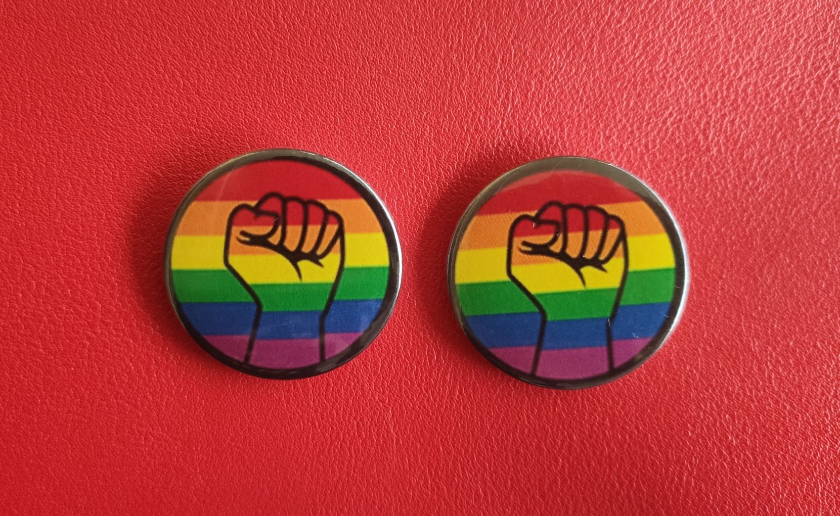 Pin Bandeira LGBT + Mão