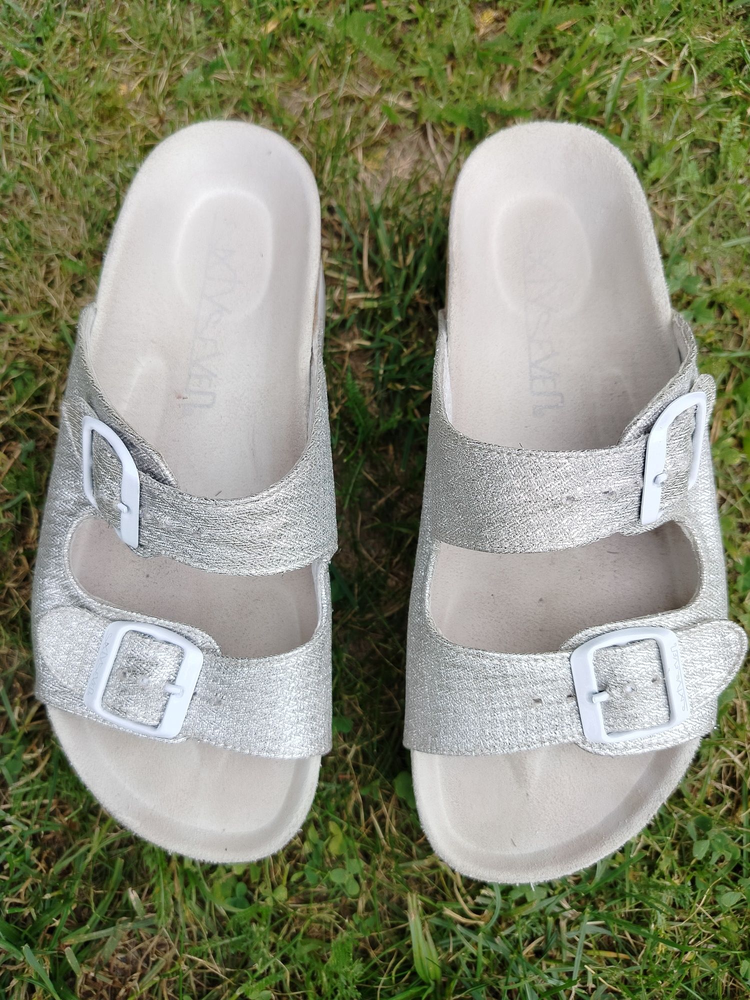Ładne Buty klapki srebrne wyprofilowane 38