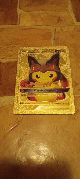 Złota karta Pokemon Pikachu cosplay