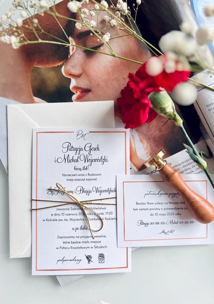 Śliczne proste zaproszenie ślubne ze złotym sznurkiem i kopertą