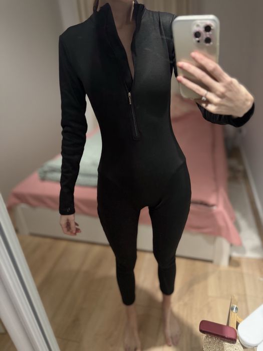 czarny ocieplany kombinezon