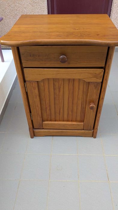 Móvel de apoio em madeira