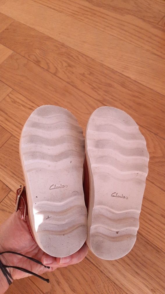 Sprzedam lakierki marki Clarks, stan bdb, rozm. 22