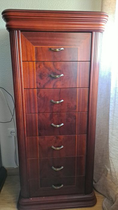 Camiseiro  alto  de madeira maciça