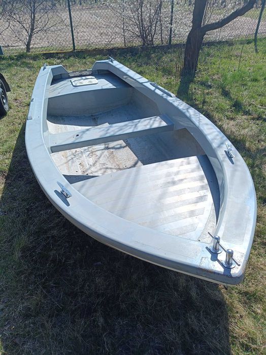 Wygodna łódka wędkarsko turystyczna.