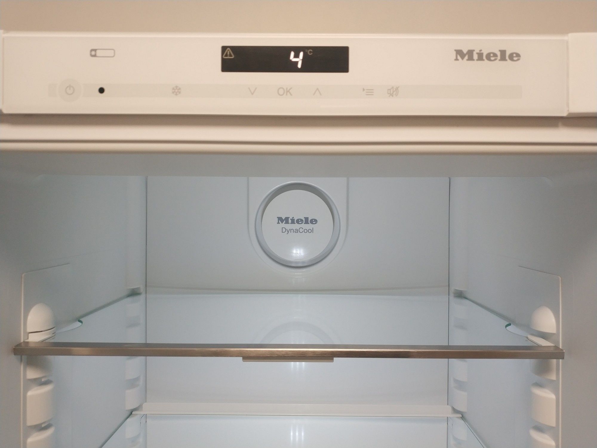 Топовый встраиваемый высокий холодильник Miele K37472 LED PerfectFresh