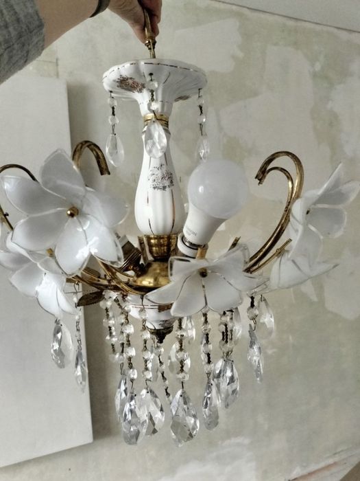 Продам  люстрю