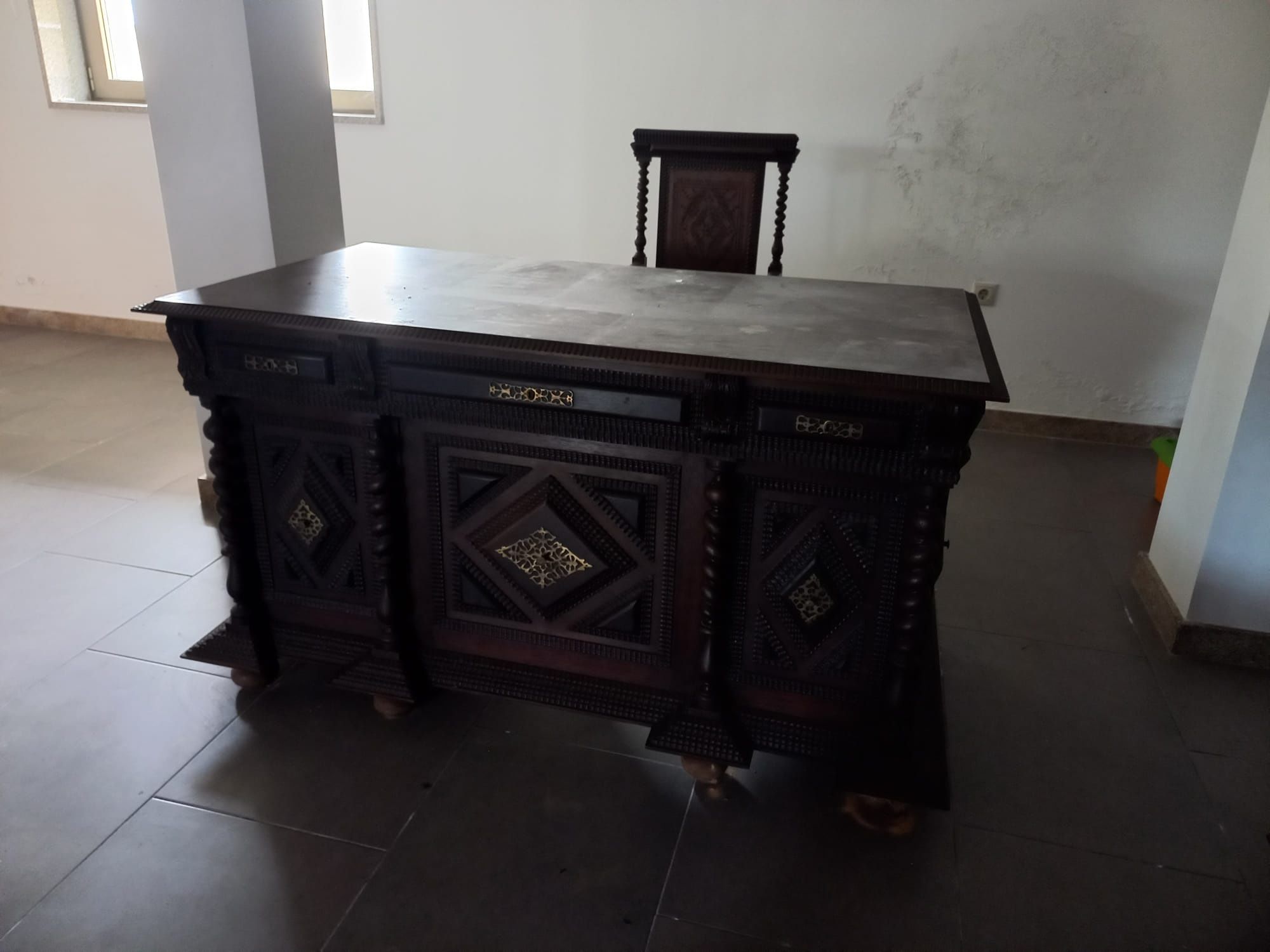Conjunto de mobília antiga