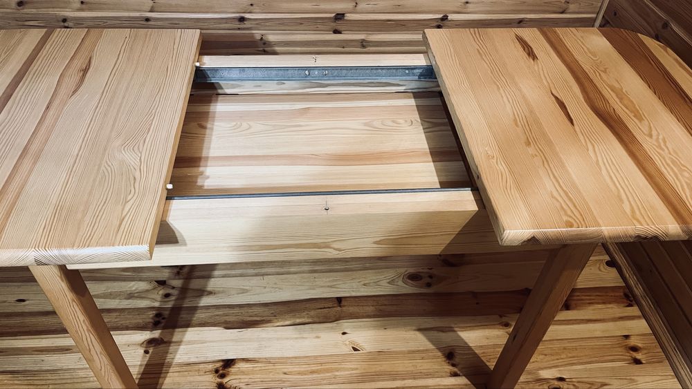 Stół sosnowy lakierowany