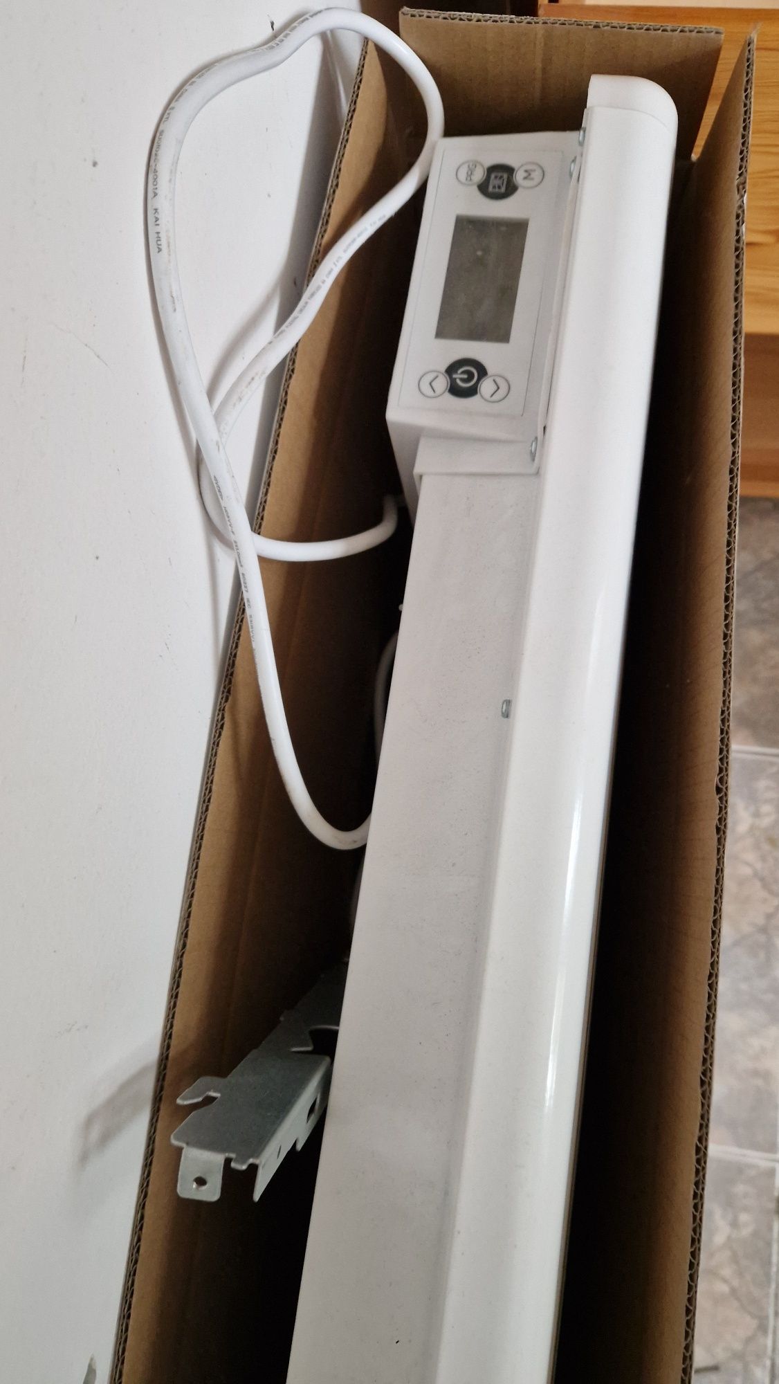 dwa grzejniki kaloryfery ogrzewanie elektryczne