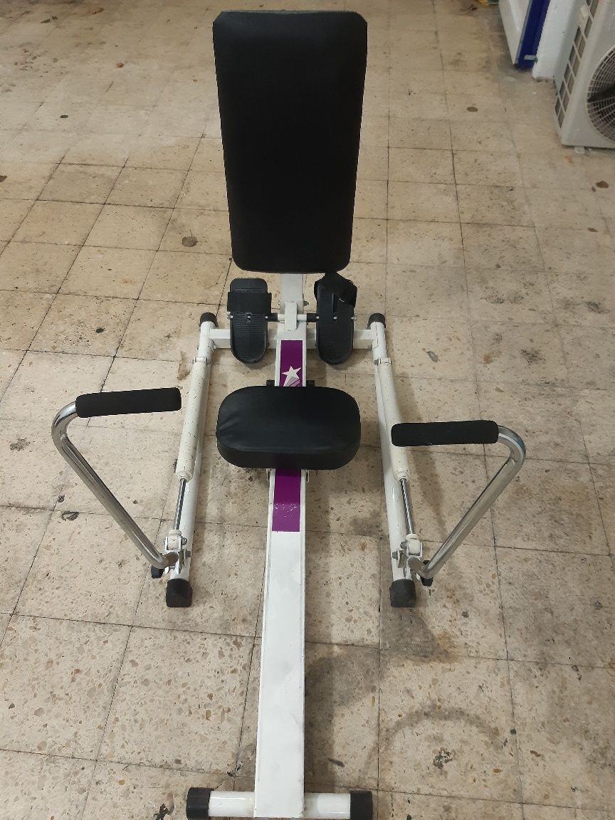 Comoda, bicicleta e aparelho de ginástica