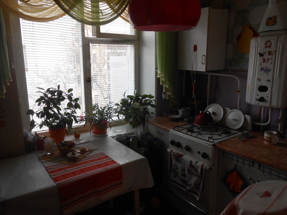 Сдам комнату в квартире для девушки в центре 2500 за все!
