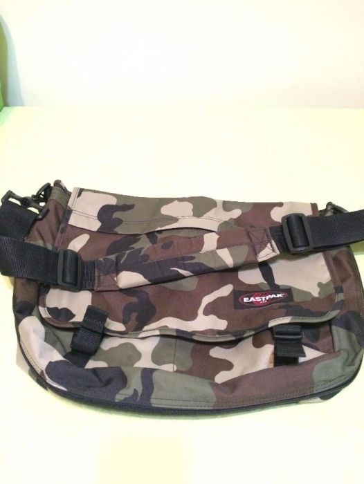 Mochila Eastpack em tons de verde camuflado (original e com garantia)