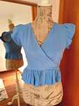 Blusa azul cropped com folho