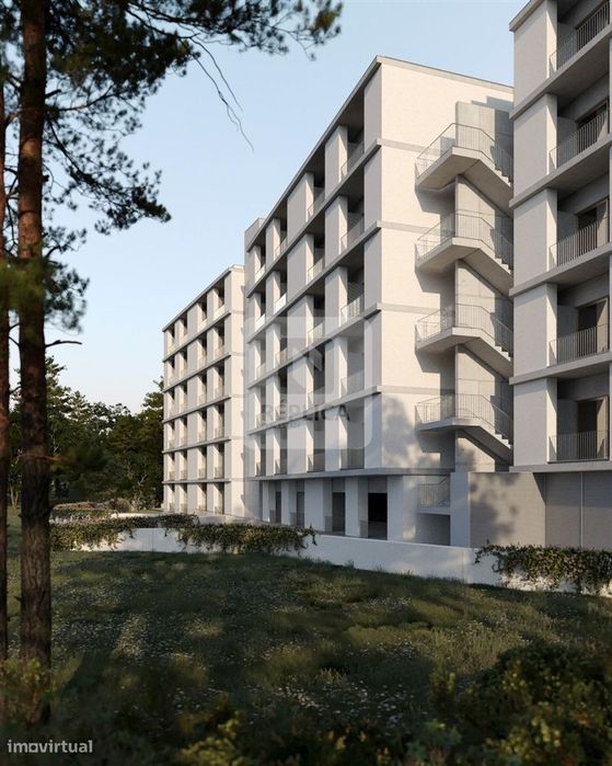 T2 com Varanda e Garagem próximo à Avenida Fernão Magalhães