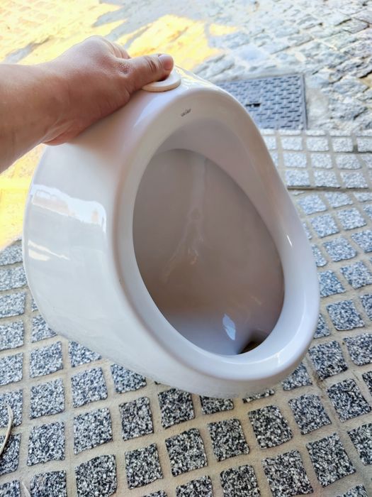 Urinol branco sanitário