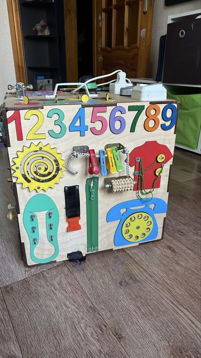 Бізікуб (бізіборд) деревʼяний