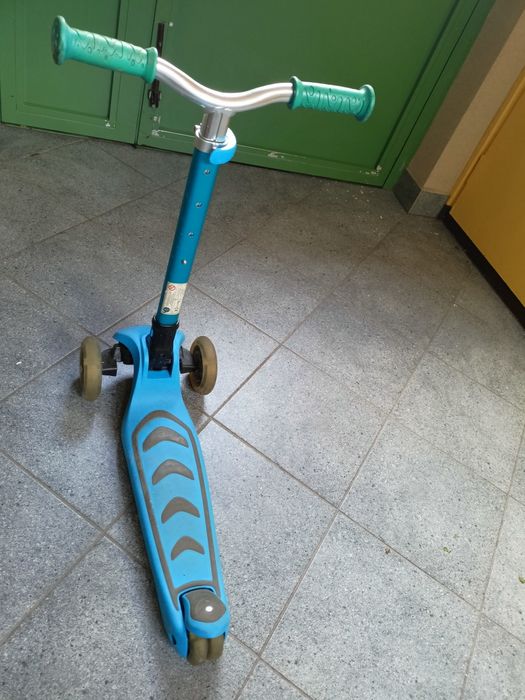 Hulajnoga trójkołowa