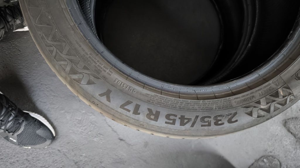 2  pneus 235/45/17 (30€ para todos) Porto