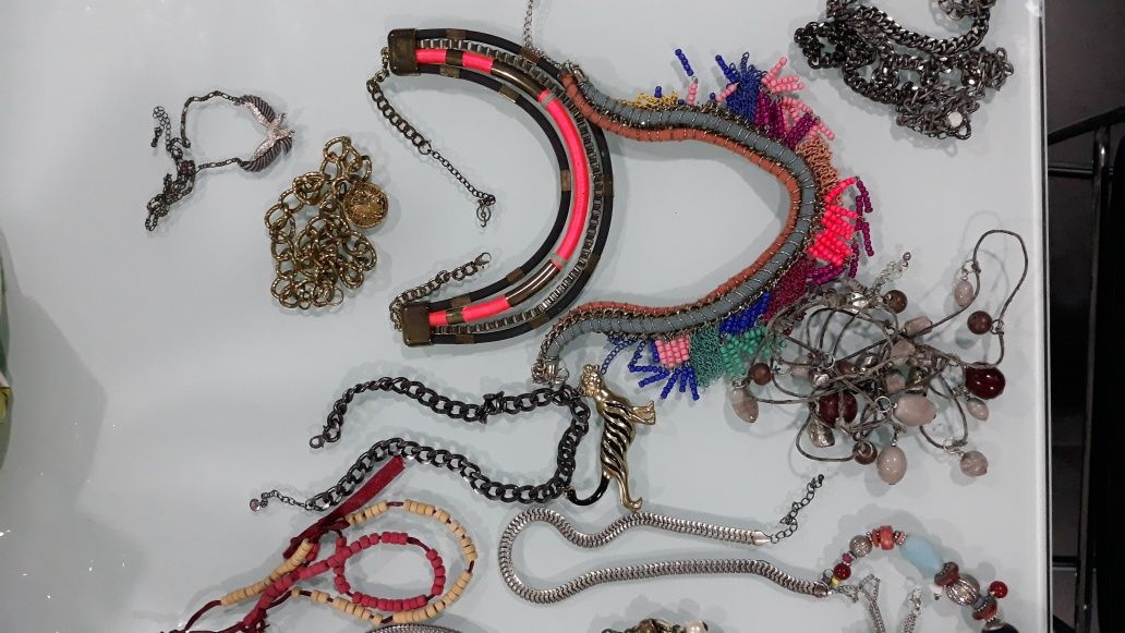 Lote de colares e pulseiras