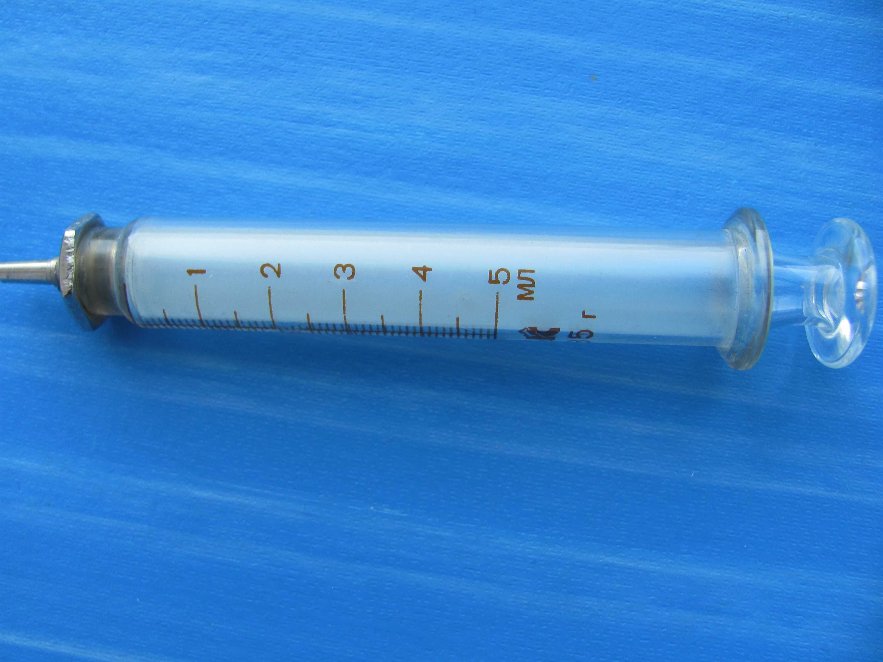 Стерилізатор і шприц скляний інсуліновий