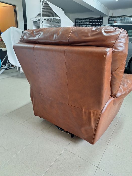 Sofá de pele individual com repousa pés