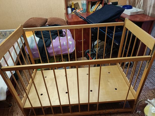 Детская  деревянная кроватка.