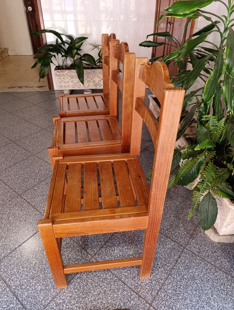 Conjunto de Cadeiras em Madeira