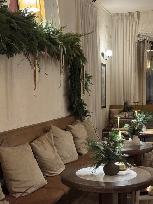 Новорічне оформлення ,декор для простору,віночок,гірлянди,композиціі